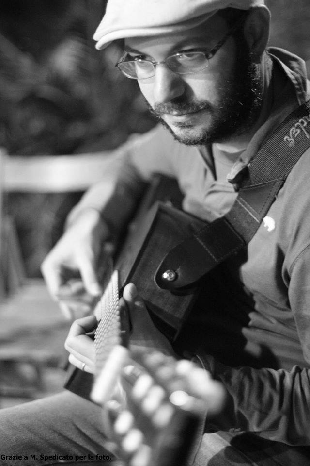 Il siciliano Leone Marco Bartolo non è solo un chitarrista, ma poliedrico strumentista e arrangiatore, intinto di sfumature classiche e sonorità rock. - 134663.jpg.orig