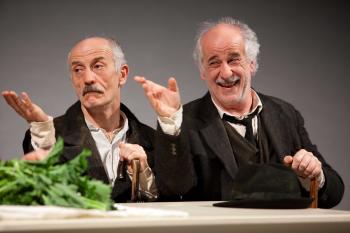I fratelli Servillo portano in scena De Filippo con la commedia "Le voci di dentro". Il debutto barese al Teatro Petruzzelli registra il tutto esaurito e un tripudio di applausi  