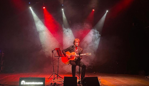 Cristiano Godano in un intenso concerto acustico, ieri sera al Mercato Nuovo di Taranto 