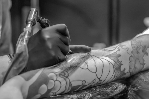 Meglio la nacchinetta rotativa o a bobina? Una guida alla scelta delle tattoo supplies perfette