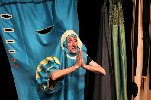 Rezza apre la stagione 25/26 a Ceglie Messapica: Pitecus travolge il Teatro Comunale