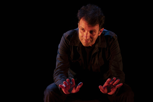 Sopravvivere è restare umani: ‘Fare un fuoco’ di e con Luigi D'Elia al Teatro Kismet