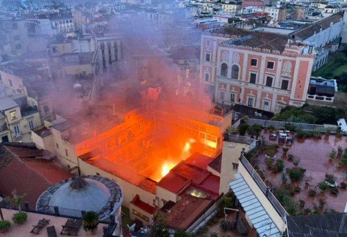 Incendio al Teatro Sannazzaro, ferita aperta nel cuore culturale di Napoli