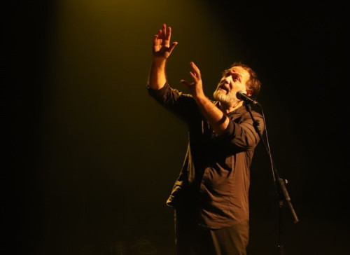 Rette parallele sono l’amore e la morte: De Summa al Teatro di Ceglie Messapica tra memoria, scienza e Bowie