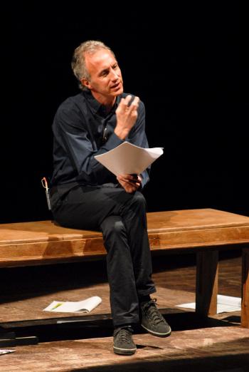 Marco Travaglio porta sul palco Anestesia totale