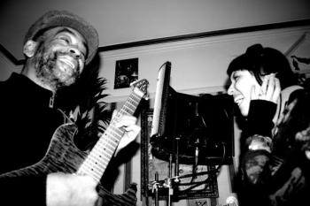 Mama Marjas ed Erica Mou in Meraviglioso Modugno