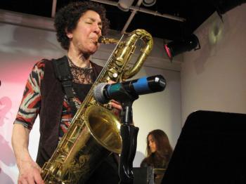 Carol Sudhalter plays american songs 