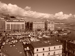 Il Borgo di Santa Lucia , dove Napoli vide la luce