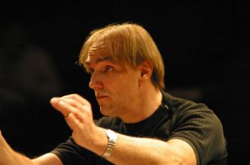 Daniel Kawka dirige il violinista Francesco D’Orazio con l'Orchestra del Teatro Petruzzelli