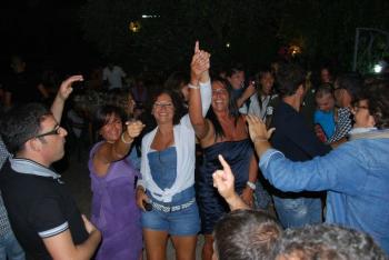 pizza  karaoke e tanti balli