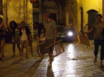 Cinema All'aperto Nel Claustro Fratelli Festa -porta la Tua Sedia
