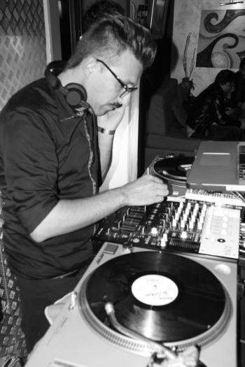 In consolle dj Paolo Mele e Antonio Francone