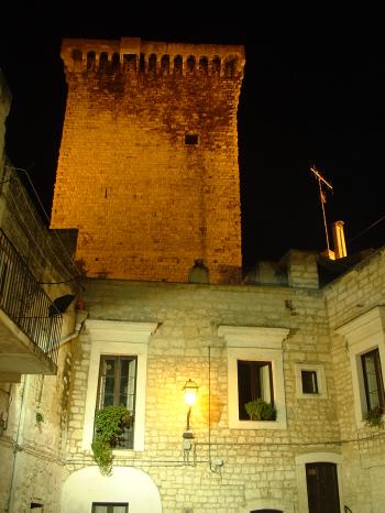 Sabato sera tra Borgo Antico e Musei dei Fischietti