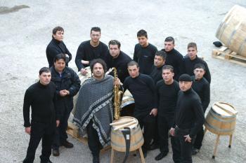 Enzo Avitabile e i Bottari con Scorribanda sul palco di Bande a Sud