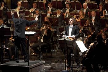 Un gesto di musica per la pace. L'orchestra del teatro San Carlo diretta da Tito Ceccherini