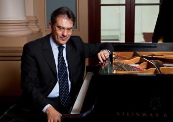 Corrado Rovaris dirige l'Orchestra del Petruzzelli