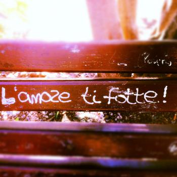 Che attraversiamo il fuoco con un ghiacciolo in mano – racconto per parole e immagini sull’amore 