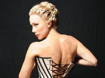 Torna in scena Nancy Brilli e al “Gesualdo” veste i panni de la Locandiera