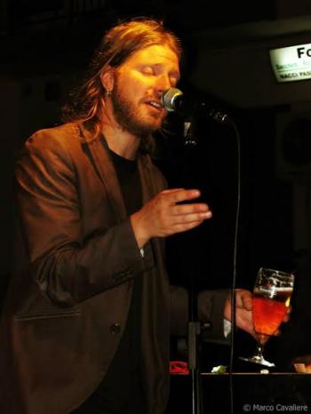 Frank Bramato in concerto (canzone d'autore con giocattoli e strumenti inusuali)