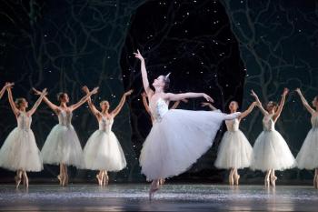 Lo Schiaccianoci, il classico di Natale: Alessandra Panzavolta riprende la coreorafia da Petipa e Ivanov. Musiche di Cajkovskij