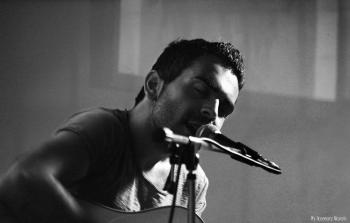 "Ritratti" del cantautore Pietro Verna alle Acoustic Sundays