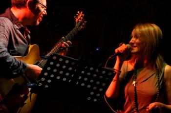 Elisabetta Guido presenta il videoclip di Moonlight Party e alcuni brani tratti da Let Your Voice Dance