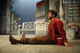 Un Servo per due: Pierfrancesco Favino interpreta Goldoni