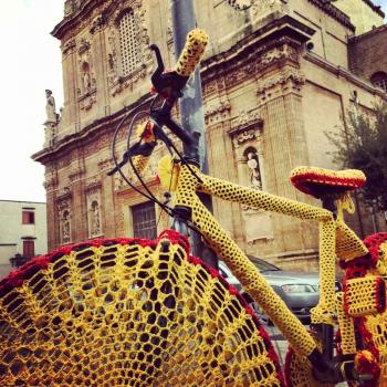 URBAN KNITTING Colorare lo spazio urbano con l'arte contemporanea