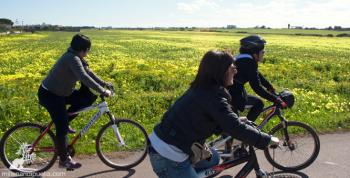 In bici tra le prime fioriture