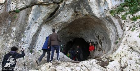 Escursione verso la Grotta dei Millenari