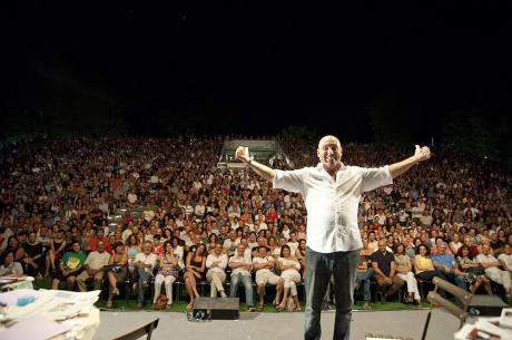 Maurizio Battista in "Combinati per le Feste"