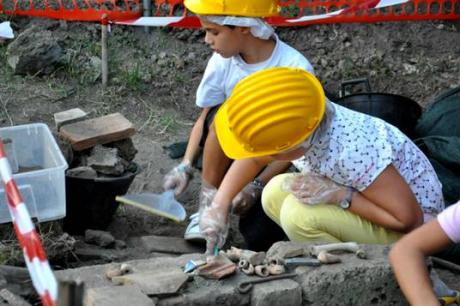 Guanti, caschetto e trowel: si scava!