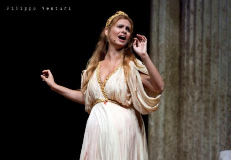 Teatri di Pietra in Campania 2014, Debora Caprioglio in "Cercasi Dea Disperatamente!"
