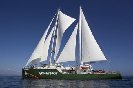 La nuova Rainbow Warrior,  nave simbolo di Greenpeace, arriva a Brindisi