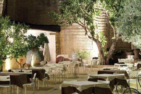 Per l'iniziativa "Sapori in collina", cena con degustazione di vini e cortometraggi sulle cantine pugliesi
