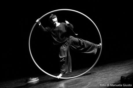 NOTTI D’ESTATE- J.A.N.D. di Francesco Sgrò, Il neuveau cirque sbarca alla rassegna estiva del Caffè del Borgo a Crispiano.