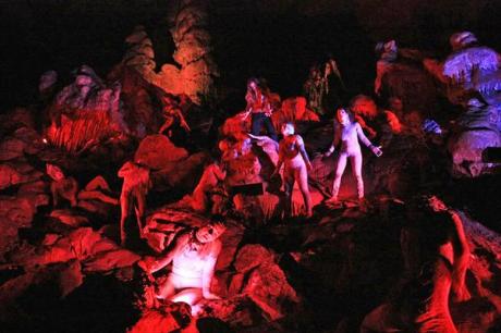 Hell in the Cave - versi danzanti nell'aere fosco: puoi acquistare il biglietto online