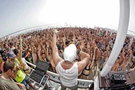 Samsara Beach Gallipoli: 18/8 Nello Simioli (Sottovento), 19/8 Ben Dj + Pio & Amedeo (Le Iene), 20/8 Niccolò Torielli (Le Iene), 23/8 The Cube Guys