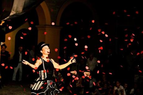 Scherziamo col tango Ballo, cambi di costume, evoluzioni a due metri da terra e gag. Spettacolo di puro circo, che mantiene intatto sapore e sensualità.