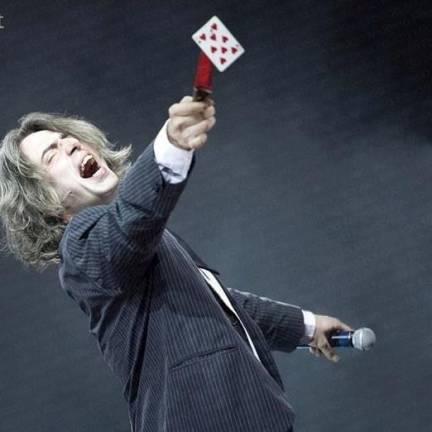 C’è Scimemi, un vero “Magicomio” Spettacolo di magia comica, condita da un pizzico di follia. L’illusionismo come pretesto per fare cabaret, giochi sul filo della battuta.