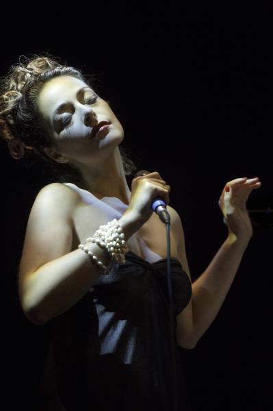 Pilar, Mani Archi e Fili di Perle