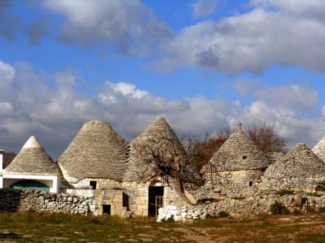 Sui colli di Locorotondo, la muratura in pietra a secco dei mastri trullari