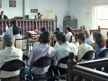 COURT di Chaitanya Tamhane