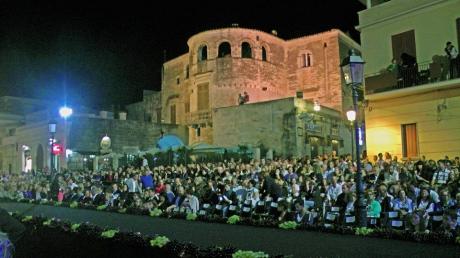 “MODA SOTTO LE STELLE”: Moda, Spettacolo, Divertimento. Presenta: ANTONIO STORNAIOLO