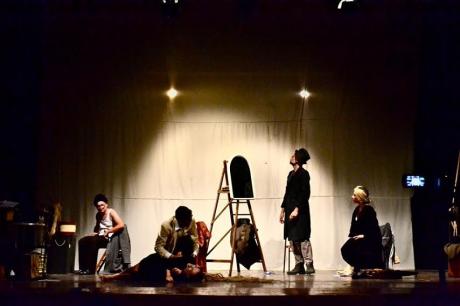 Una legione fantasma che là dove trova un teatro lo occupa e prende in ostaggio il pubblico. Opera nazionale combattenti.