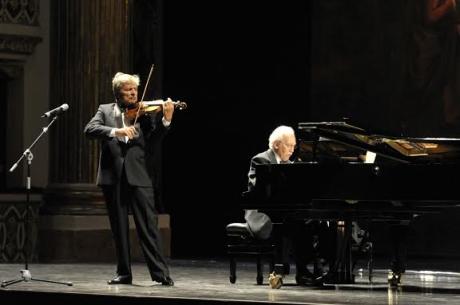 Uto Ughi in concerto assieme al pianista Alessandro Specchi