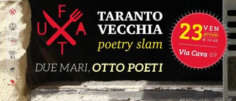 Due mari, otto poeti la gara del poetry slam a Taranto Vecchia.