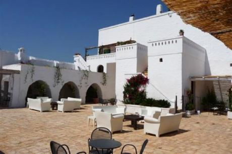 Escursione da Masseria Boezio verso gli ulivi millenari tra verdi sentieri