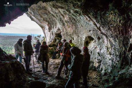 Escursione alla Grotta dei Millenari lungo sentieri panoramici