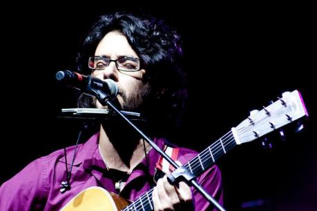 Canzoni di ieri e di domani: Massimo Donno racconta in concerto i sogni e i progetti di un cantautore di domani
